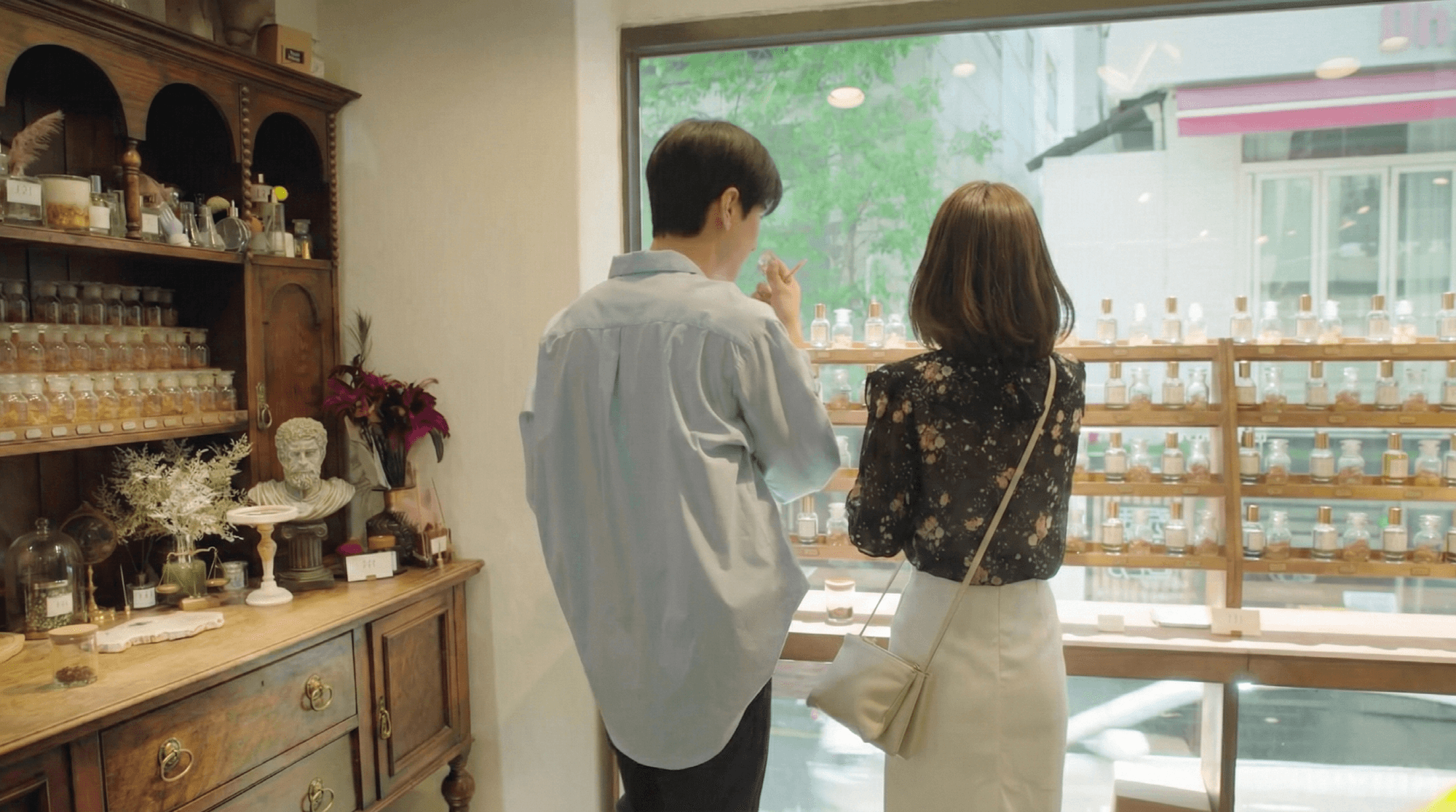 Guests exploring the fragrance library at 121 LE MAL DU PAYS in Seoul